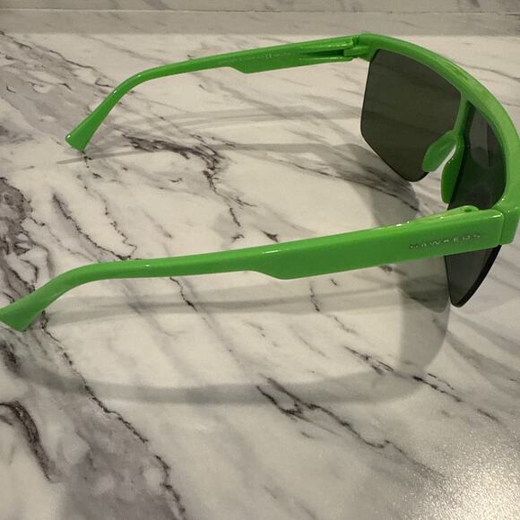 Authentic HAWKERS Polar Diamond Green Plastic Shield Sunglasses Plastic Lens - Picture 3 of 7